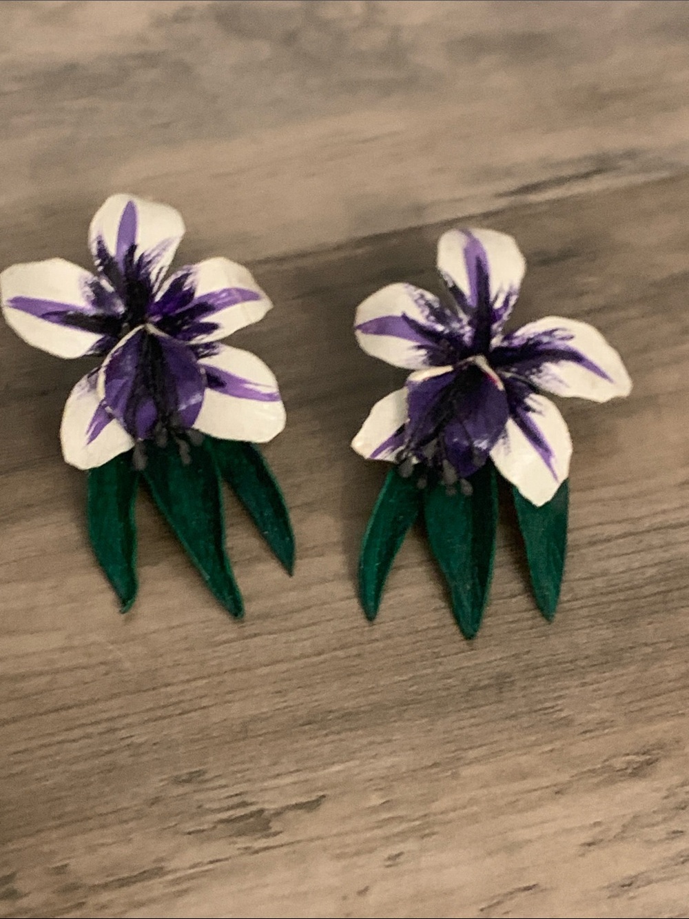 VTG 60s Handmade Purple & White Floral  Paper Earrings with Green Leaves